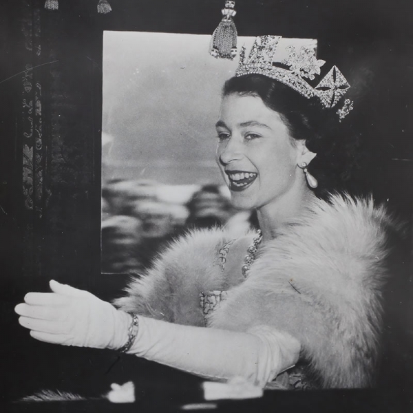 Queen Elizabeth II. (1955) Variante 1 | 60x60 cm | Premium-Papier
