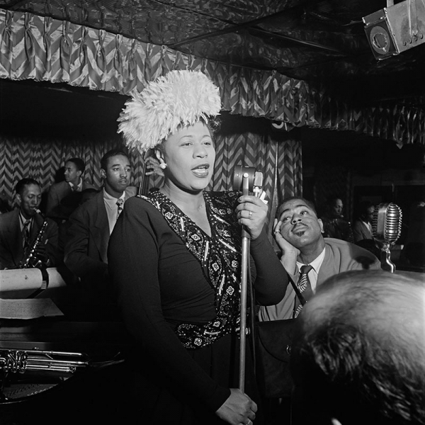 Ella Fitzgerald, Dizzy Gillespie, Ray Brown, Milt Jackson & Timmie Rosenkrantz, Downbeat, New York, Sept. 1947 Variante 1 | 40x40 cm | Premium-Papier